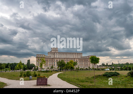 "Chambre du Parlement" ou "maison du peuple" à Bucarest. Est le plus grand bâtiment administratif civil Banque D'Images