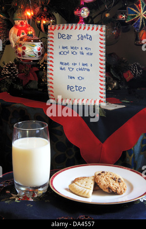 Cher Père Noël lettre, le lait et les cookies en vertu de l'arbre de Noël Banque D'Images