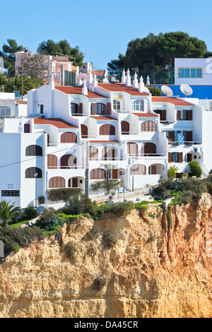 Village de bord de mer sur une falaise au Portugal. Shot verticale Banque D'Images