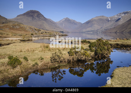 Vue du lac en "sur-approfondi' vallée glaciaire plus profond lac en Angleterre à 79 mètres (258 pieds) de la vallée de Wasdale Wastwater Lake Banque D'Images