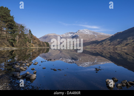 Vue du lac en "sur-approfondi' vallée glaciaire plus profond lac en Angleterre à 79 mètres (258 pieds) de la vallée de Wasdale Wastwater Lake Banque D'Images