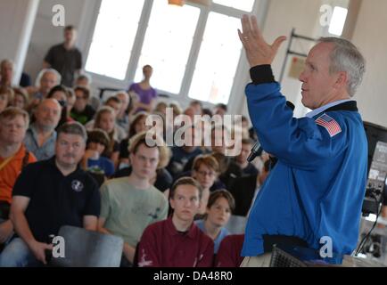 Anciens astronautes Thomas Jones (USA) parle aux étudiants et visiteurs de l'Université technique (TU) dans la Collection Technique de Dresde, Allemagne, 03 juillet 2013. Photo : Bernd VON JUTRCZENKA Banque D'Images