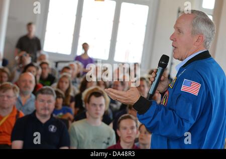 Anciens astronautes Thomas Jones (USA) parle aux étudiants et visiteurs de l'Université technique (TU) dans la Collection Technique de Dresde, Allemagne, 03 juillet 2013. Photo : Bernd VON JUTRCZENKA Banque D'Images