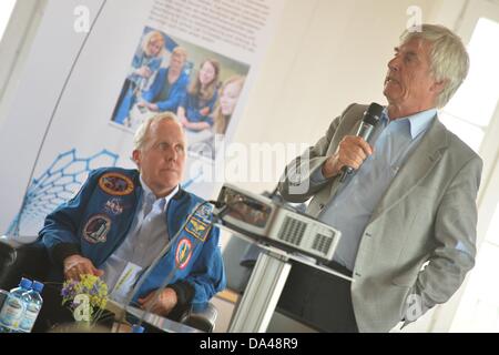 Anciens astronautes Thomas Jones (USA, L) et Ulf Merbold (Allemagne) de parler aux élèves et aux visiteurs de l'Université technique (TU) dans la Collection Technique de Dresde, Allemagne, 03 juillet 2013. Photo : Bernd VON JUTRCZENKA Banque D'Images