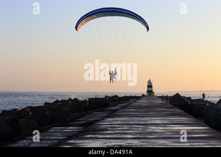 Ferragudo Pier et de parapente, Portugal Banque D'Images