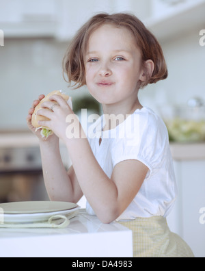 Beautiful Young Girl eating sandwich Banque D'Images