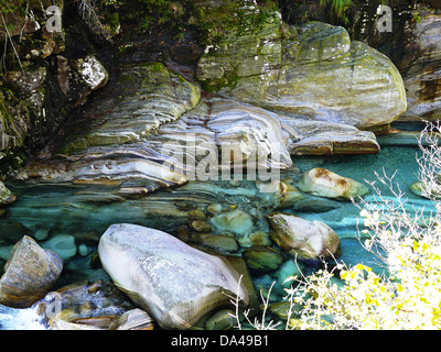 La rivière Verzasca, située dans le canton suisse du Tessin, est réputée pour ses eaux cristallines et ses environs pittoresques. La rivière coule à travers la vallée de Verzasca, attirant les amoureux de la nature et les photographes en raison de ses paysages magnifiques et de sa teinte verte vibrante. Banque D'Images