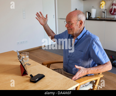 Senior i-pad dans la cuisine Banque D'Images