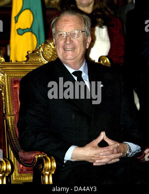 (Afp) - Le Roi Albert II de Belgique en photo avant un dîner pour le président grec au château de Laeken, près de Bruxelles, Belgique, 1 février 2005. Banque D'Images