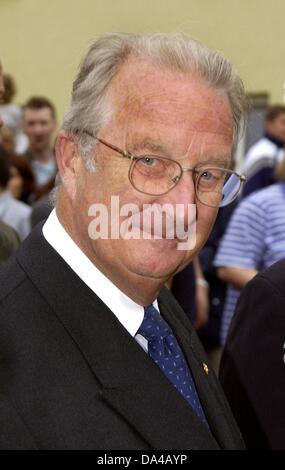 (Afp) - le roi belge Albert II, photo de l'inauguration de l'Koenig-Baudouin-Platz (Place Roi Baudouin) à Cologne, 7 juin 2002. La place a été nommé d'après le feu roi dans la mémoire du bon voisinage des allemands et belges. Banque D'Images