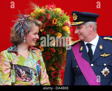 La Princesse Mathilde de Belgique parle à son mari, le Prince Philippe de Belgique, en face du palais royal de Bruxelles, Belgique, 21 juillet 2007. La famille royale belge célèbre la fête nationale. Photo : Albert Nieboer (Pays-Bas) Banque D'Images