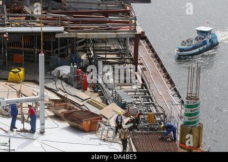 Des travaux sont en cours sur le toit sur le site de construction de la Philharmonie de l'Elbe à Hambourg, Allemagne, 03 juillet 2013. Selon le nouvel accord sur la construction de l'Elbe Philharmonic Hall, Hochtief a pris la responsabilité des fabricants ainsi que la construction. Photo : MALTE CHRÉTIENS Banque D'Images