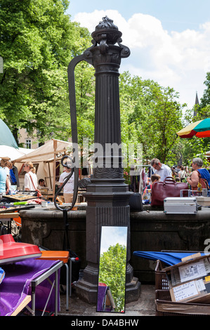 Ancienne pompe à eau manuelle parmi les stalles d'un marché aux puces, Arkonaplatz, Mitte, Berlin Banque D'Images