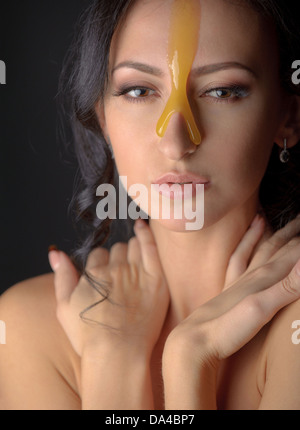 Belle femme avec masque au miel Banque D'Images