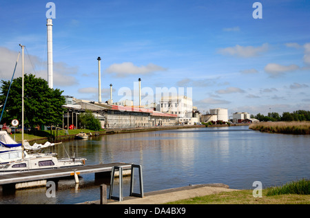 Une vue de la rivière Yare et usine de betterave à sucre sur les Norfolk Broads à Cantley, Norfolk, Angleterre, Royaume-Uni. Banque D'Images