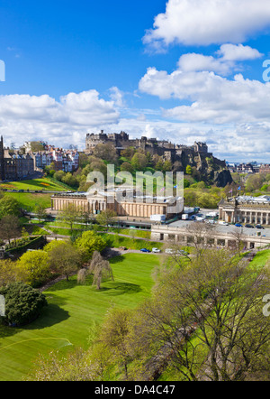 Vue sur le château d'Édimbourg vieille ville musées et jardins au centre-ville Midlothian Edimbourg Ecosse UK GB EU Europe Banque D'Images