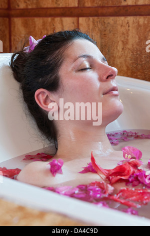 Jeune femme dans un bain relaxant dans un spa Banque D'Images