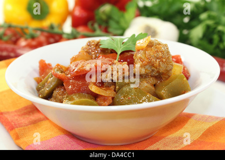 Les légumes orientaux poêle avec poivrons, tomates et boulettes de viande Banque D'Images