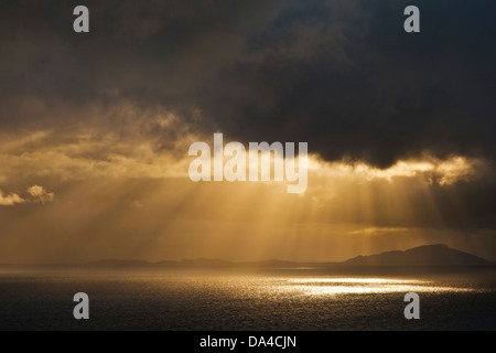 Lumière du soir qui brille à travers les nuages sombres de tempête sur la mer Écosse Royaume-Uni GB Europe Banque D'Images