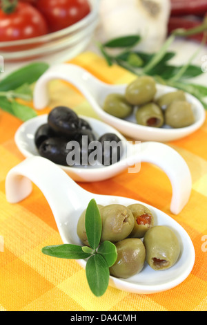 Olives à feuilles d'olivier sur une cuillère