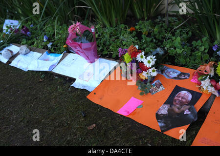 Johannesburg, Afrique du Sud. 06Th Juillet, 2013. Les membres du public rassembler à l'extérieur de la maison de Nelson Mandela à Houghton, Johannesburg. Les gens quittent le bien-voeux de l'ancien Président sud-africain, qui est dans un hôpital de Pretoria avec une affection pulmonaire récurrente. Credit : Jonny White/Alamy Live News Banque D'Images