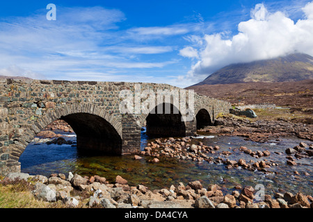 Le vieux pont de Sligachan Sligachan sur la rivière de l'île de Skye Highlands and Islands Scotland UK GB EU Europe Banque D'Images