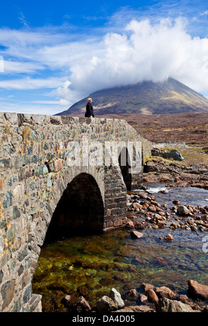 Femme debout sur le vieux pont de Sligachan sur la rivière de l'île de Skye Highlands and Islands Scotland UK GB EU Europe Banque D'Images