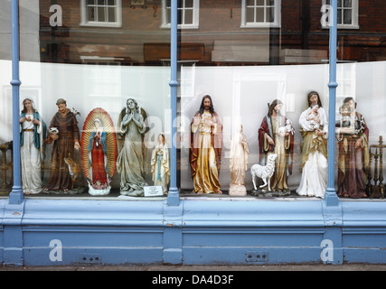 Statues religieuses en exposition dans une vitrine. Banque D'Images