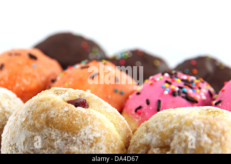De nombreuses combinaisons de saveurs donuts sur le fond blanc. Banque D'Images