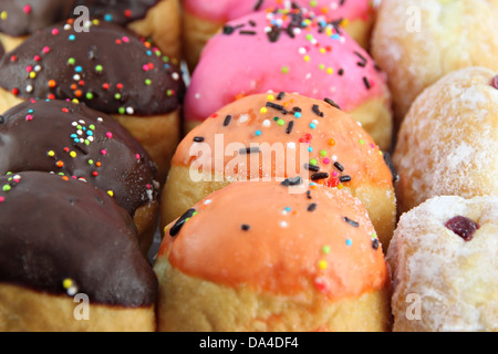 De nombreuses combinaisons de saveurs donuts sur le fond blanc. Banque D'Images