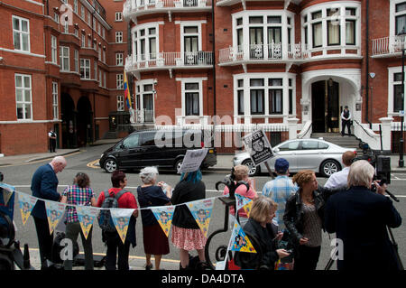 Londres, Royaume-Uni. 06Th Juillet, 2013. Un petit groupe de fondateur de Wikileaks, Julian Assange's supporters organiser une fête de rue à l'extérieur de l'ambassade d'Equateur pour célébrer son 42e anniversaire. Credit : Pete Maclaine/Alamy Live News Banque D'Images