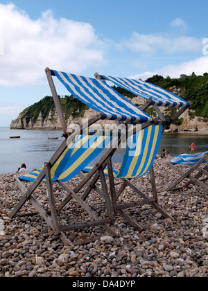 Chaises longues à la plage, la bière, le Devon, UK 2013 Banque D'Images