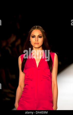 Berlin, Allemagne. 06Th Juillet, 2013. Dimitri présente sa nouvelle collection à la Fashion Week Berlin Crédit : Rey T. Byhre/Alamy Live News Banque D'Images