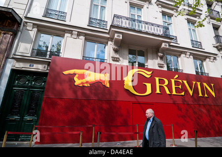 Homme marchant passé signe pour le musée Grévin, Paris Banque D'Images