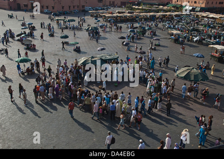 La foule à la place Jemaa el-Fnaa Marrakech, Maroc Banque D'Images