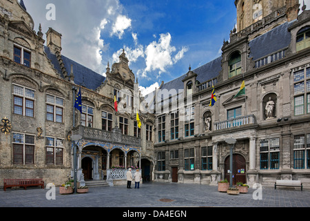 L'hôtel de ville et Cour de Justice / AC à la place du marché à Veurne / Furnes, Flandre occidentale, Belgique Banque D'Images