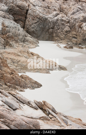 Plage déserte au milieu des rochers, Îles Perhentian, Terengganu, Malaisie Banque D'Images