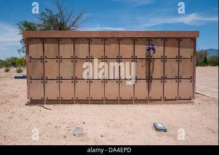 2 juillet 2013 - Tucson, Arizona, United States - columbariums au-dessus du sol au comté de Pima Cimetière fiduciaire à Tucson, Arizona) fournir dernier repos pour les migrants non identifiés de cremains trouvés dans le désert. . Jusqu'à récemment, les restes ont été enterrés le long des tombes des pauvres y compris les enfants morts-nés, corps non réclamés et d'autres. Avec les progrès de la science médico-légale, y compris l'ADN, le comté décide d'incinérer les migrants demeure et inter cremains au-dessus du niveau du sol pour faciliter le rapatriement et columbariums exhumation en cas de besoin. (Crédit Image : ©/ZUMAPRESS.com) s Seberger Banque D'Images