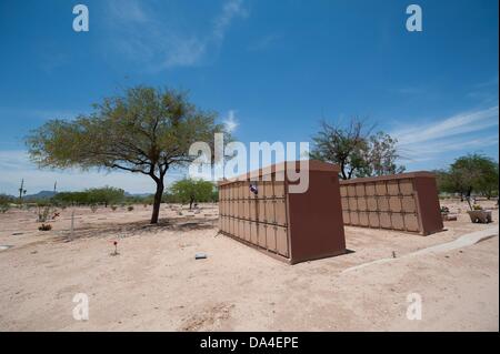 2 juillet 2013 - Tucson, Arizona, United States - columbariums au-dessus du sol au comté de Pima Cimetière fiduciaire à Tucson, Arizona) fournir dernier repos pour les migrants non identifiés de cremains trouvés dans le désert. . Jusqu'à récemment, les restes ont été enterrés le long des tombes des pauvres y compris les enfants morts-nés, corps non réclamés et d'autres. Avec les progrès de la science médico-légale, y compris l'ADN, le comté décide d'incinérer les migrants demeure et inter cremains au-dessus du niveau du sol pour faciliter le rapatriement et columbariums exhumation en cas de besoin. (Crédit Image : ©/ZUMAPRESS.com) s Seberger Banque D'Images