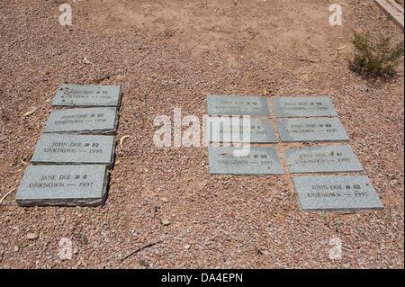 2 juillet 2013 - Tucson, Arizona, United States - Marquage des pierres tombales corps non identifiés récupérés dans le désert au milieu des années 1990 s'asseoir à la Comté de Pima Cimetière fiduciaire dans Tucson (Arizona) Le cimetière est le lieu de sépulture de nombreux migrants morts non identifiables et non identifiés trouvés dans le désert au sud de l'Arizona. Jusqu'à récemment, les restes ont été enterrés le long des tombes des pauvres y compris les enfants morts-nés, corps non réclamés et d'autres. Avec les progrès de la science médico-légale, y compris l'ADN, le comté décide d'incinérer les migrants demeure et inter cremains dans plus facile pour columbariums Banque D'Images