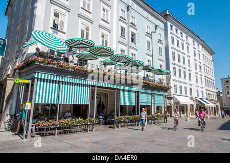 Le célèbre café Tomaselli datée du 18e siècle à Alter Markt, Salzbourg, Autriche Banque D'Images