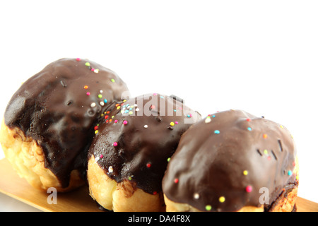 Beignes au chocolat dans le plat en bambou sur le fond blanc. Banque D'Images