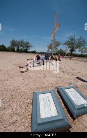 2 juillet 2013 - Tucson, Arizona, États-Unis - un marqueur indique la tombe de ''Fille non identifiée MLO-1214'' dont le corps a été retrouvé dans le désert le 7 juillet 2005. Le Comté de Pima Cimetière fiduciaire à Tucson, Arizona) est le lieu de sépulture de nombreux migrants morts non identifiables et non identifiés trouvés dans le désert au sud de l'Arizona. Jusqu'à récemment, les restes ont été enterrés le long des tombes des pauvres y compris les enfants morts-nés, corps non réclamés et d'autres. Avec les progrès de la science médico-légale, y compris l'ADN, le comté décide d'incinérer les migrants demeure et inter cremains dans Banque D'Images