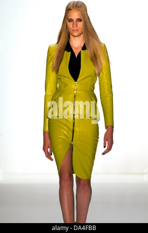 Berlin, Allemagne. 06Th Juillet, 2013. Dimitri présente sa nouvelle collection à la Fashion Week Berlin Crédit : Rey T. Byhre/Alamy Live News Banque D'Images