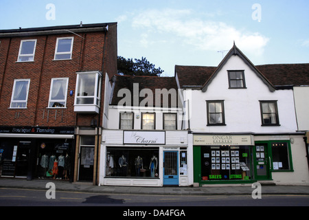 La rue principale dans le petit bourg de chipping Ongar dans Essex, Angleterre Banque D'Images