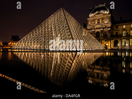 Réflexions au Louvre, Paris Banque D'Images