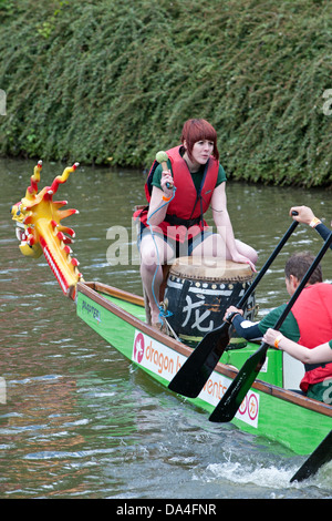 Un batteur de femmes sur un bateau dragon. La course a commencé par Dame Kelly Holmes, sur la rivière Medway à Tonbridge, Kent, UK Banque D'Images