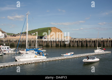 Le port et la falaise Est West Bay Bridport Dorset England UK Banque D'Images