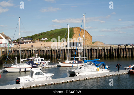 Le port et la falaise Est West Bay Bridport Dorset UK Englan Banque D'Images