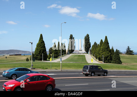 Voitures passé le cénotaphe sur le domaine de Queens à Hobart Banque D'Images